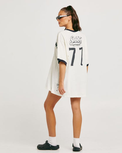 The Very Oversized Overthinker Tee

For those who can turn a single text into a 12-step emotional spiral 😅

Say hello to The Very Oversized Overthinker Tee - comfy, cheeky and relatable. Made from 100% cotton, this oversized beauty is your go-to for both chill days and mental marathons. With its hand-drawn I Overthink for Fun print and contrast trims, its giving main-character energy with a side of self-awareness.

Throw it on, grab a coffee and start over analyzing everything in style.