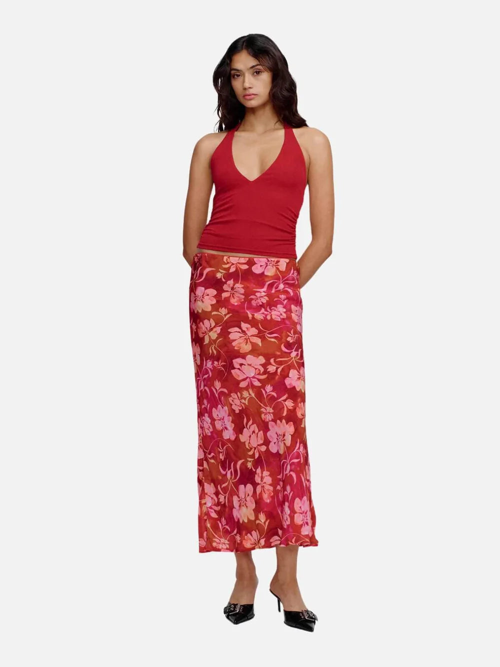 The Kyah Halter Top is a classic halter neck tank made in a super soft jersey fabrication. It features flattering gathered side seams and a low V neckline. There is an adjustable lingerie elastic across the back for support and is fully lined. We thought of everything with the Kyah making it an elevated essential piece for every Ownley girls wardrobe.