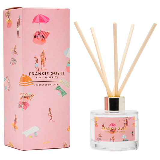 Transport yourself to sun-drenched summer days with the Holiday Series Diffuser in Passionfruit Spritz by Frankie Gusti x Janey Forbes. This tropical fragrance captures the essence of a coastal getaway — bursting with juicy passionfruit and zesty citrus, balanced by sweet notes of peach nectar and vanilla sugar.