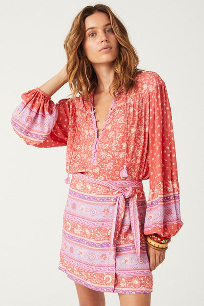 The SPELL Sunshine Bandit Blouse in Cayenne is crafted for the wild romantics. Our blouse is incredibly flattering, featuring a drawstring tie hem that can be left loose with the hem skimming the hips or pulled to the waist for a cropped option. Our blouse is elevated with neck ties and drawstring hem ties including handmade tassels, billowing sleeves and elegant gathers at the yoke. 