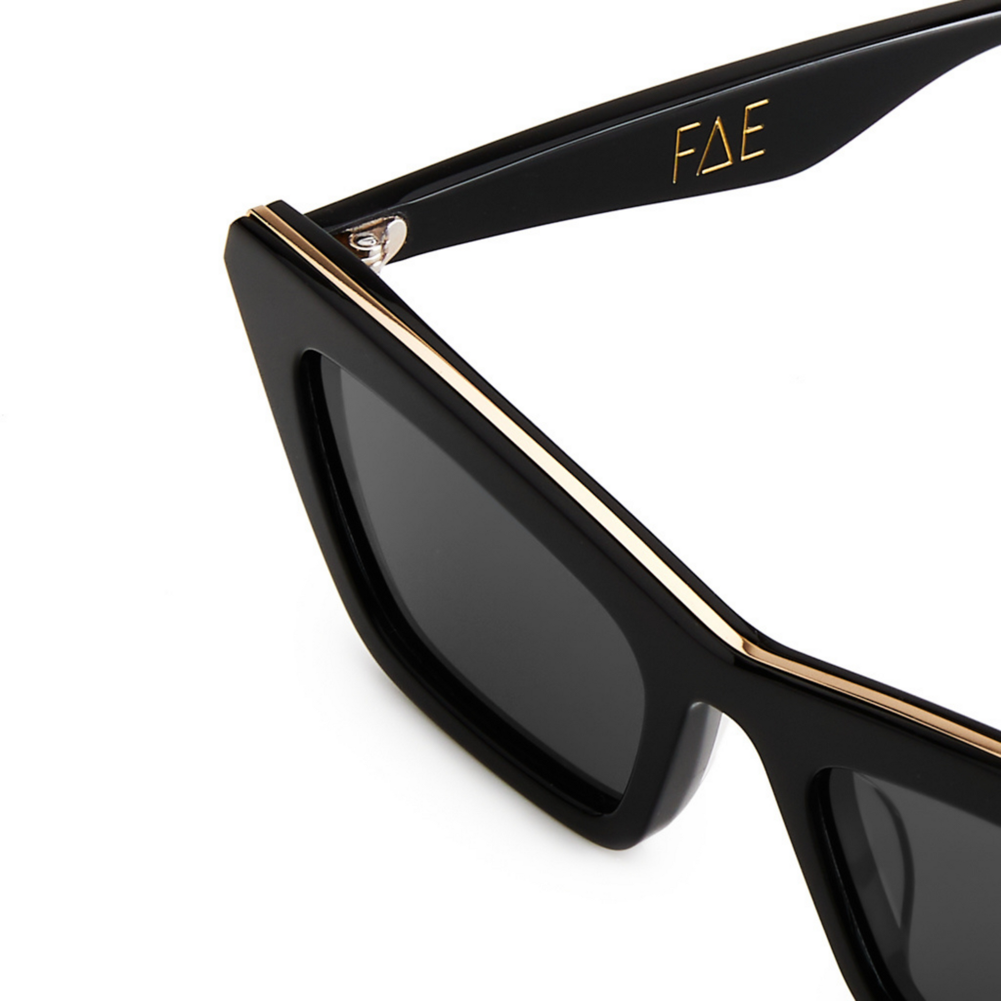 The FAE is a brand new SS/22 style to the OXF range, a predominately female frame with the design inspired by a 60's style cats eye with gold details and modern bevelling. Created 100% in-house within the Oscar & Frank Design Lab.