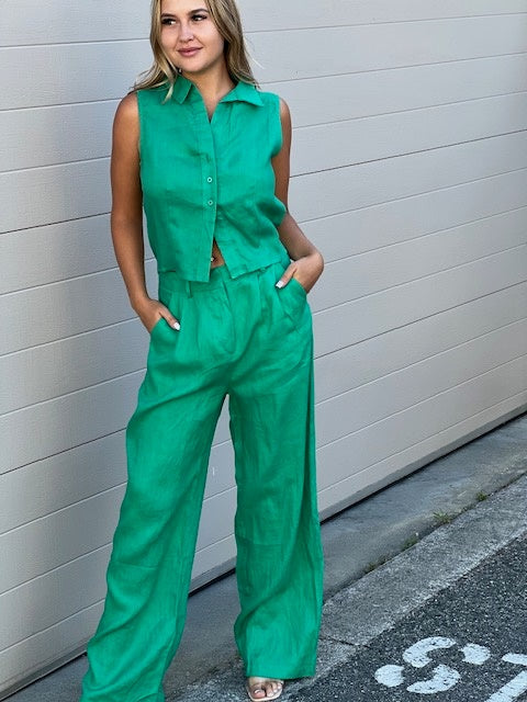 These Castaway linen pants by White Closet are 100% Linen and feature a high waist, belt loops, functioning side pockets and a tailored straight leg silhouette. The ultimate style and fit in a pant, with a pinch of fun!